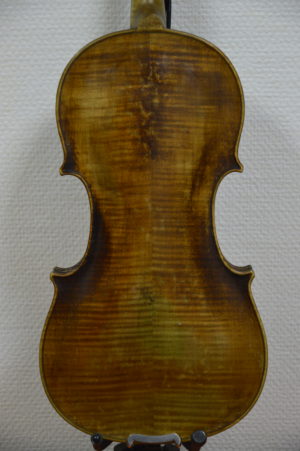 14) Скрипка 4/4 Германия 19 век. Небольшой инструмент в очень хорошем состоянии